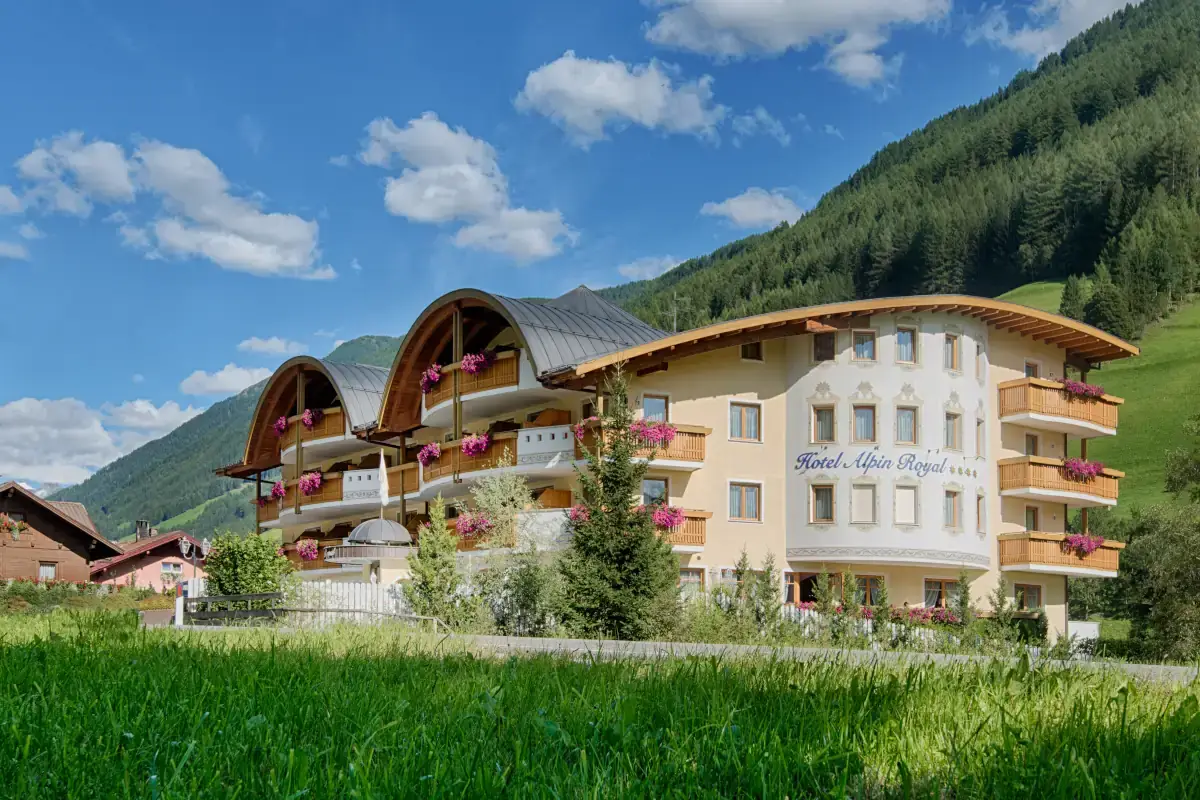 L'esterno del locale Alpin Royal, immergersi in Alto Adige tra sapori e viste mozzafiato