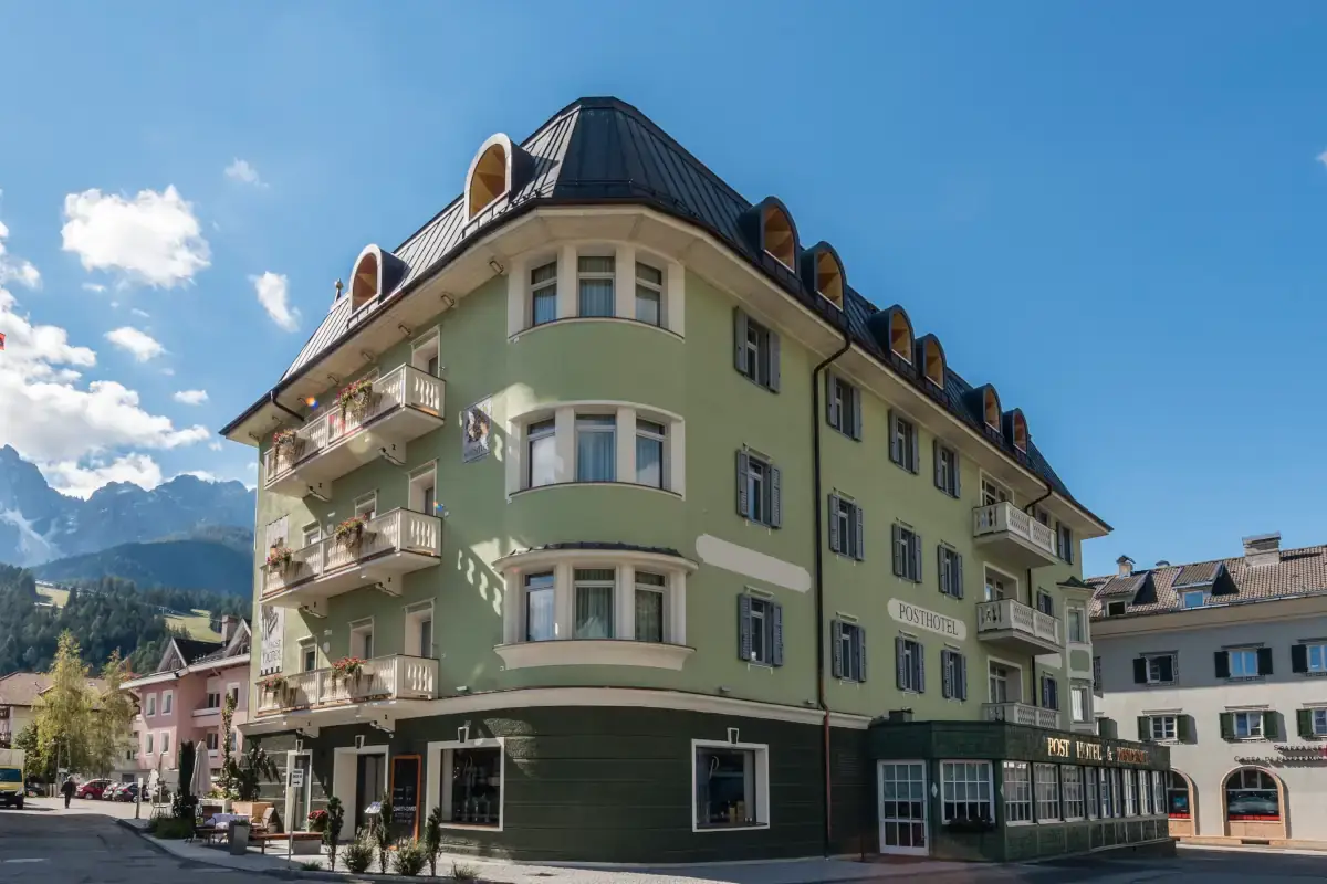 L'esterno dell'hotel Quattro stelle a conduzione famigliare: che benessere al Post Hotel di San Candido!