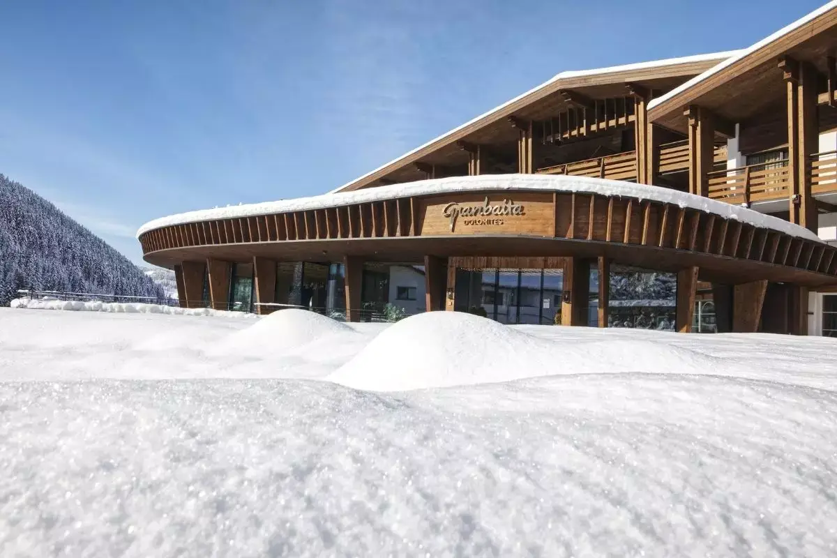 Linee eleganti in legno, vetro e pietra, rievocando le Dolomiti