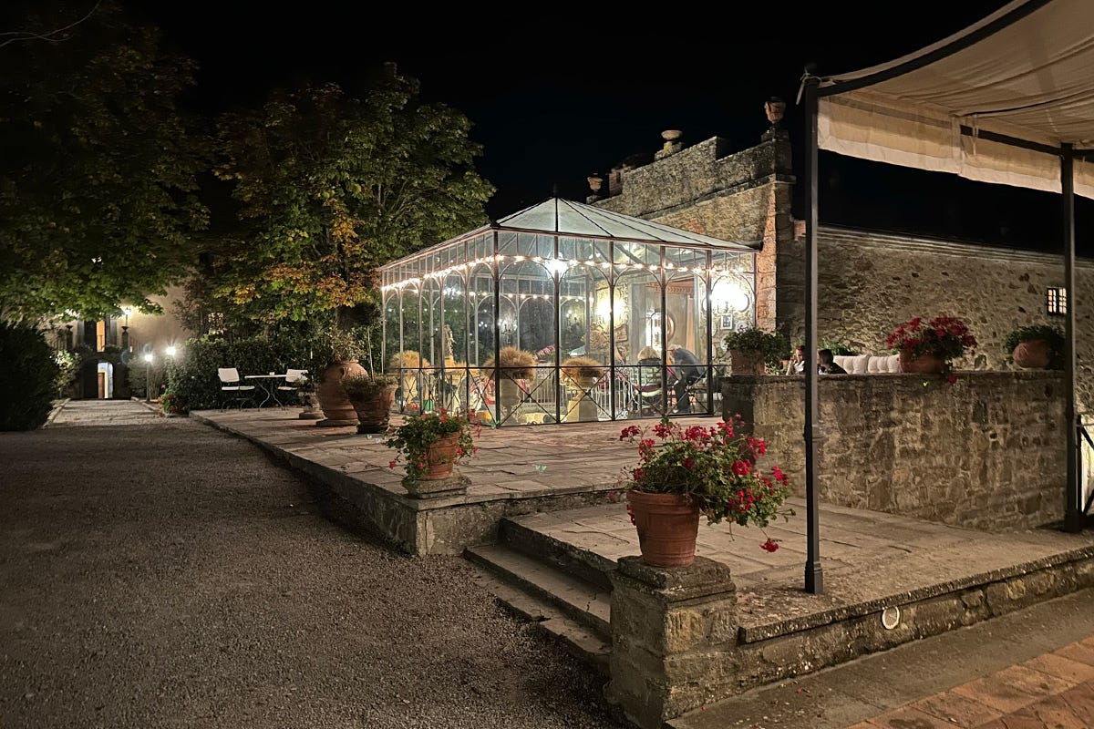 L'esterno in notturna de Il Falconiere Sempre più charme a Il Falconiere: la nuova sala valorizza l’alta cucina di Silvia Baracchi