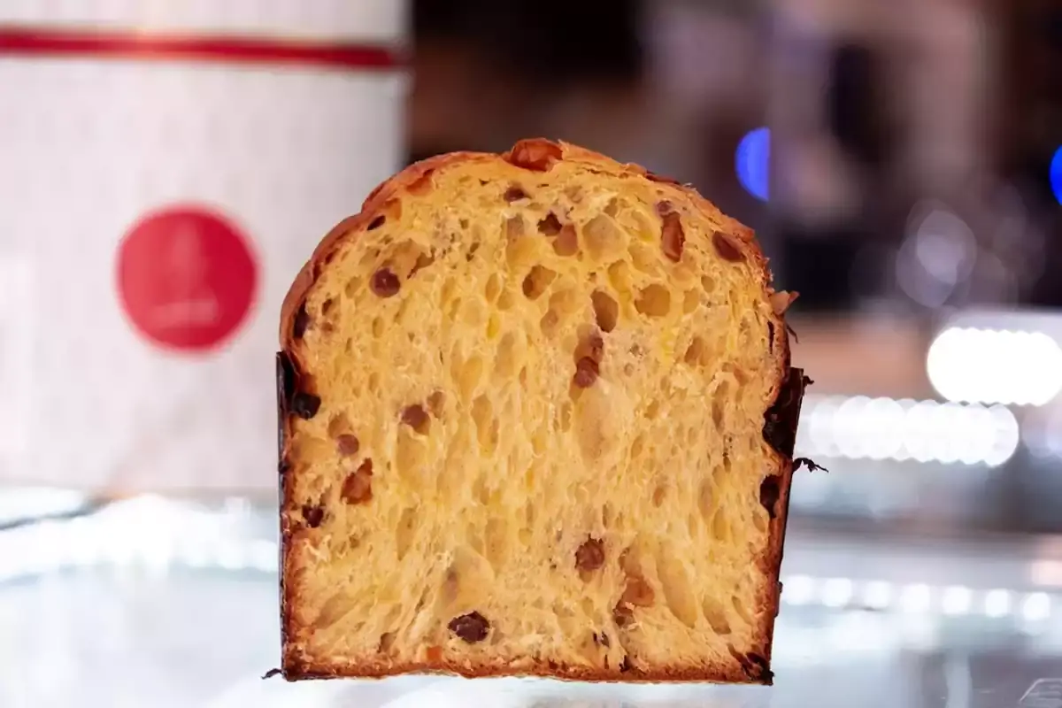 Il Panettone estivo con pezzi di pesca candita - Foto CoffeeAndLucas_MyMedia Studio Casa Manfredi festeggia sette anni di successi
