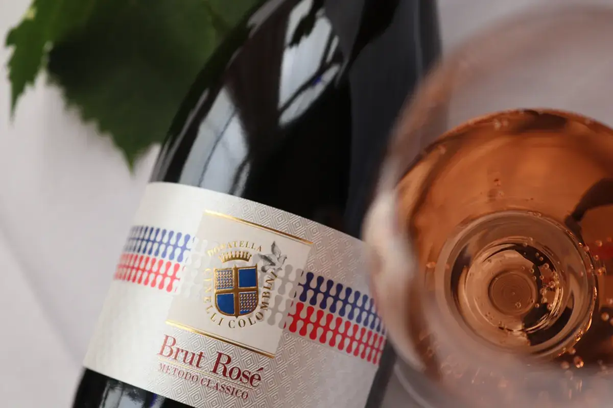L'etichetta Sul Brut Ros&eacute; Metodo Classico di Donatella Cinelli Colombini, la tela di Pienza
