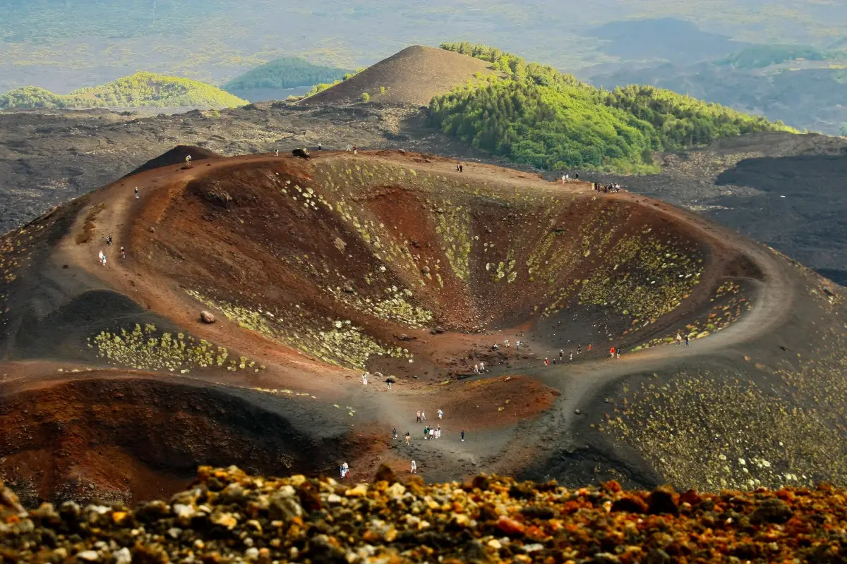 Uno dei crateri spenti dell'Etna Il fascino nascosto dell&rsquo;Etna in autunno