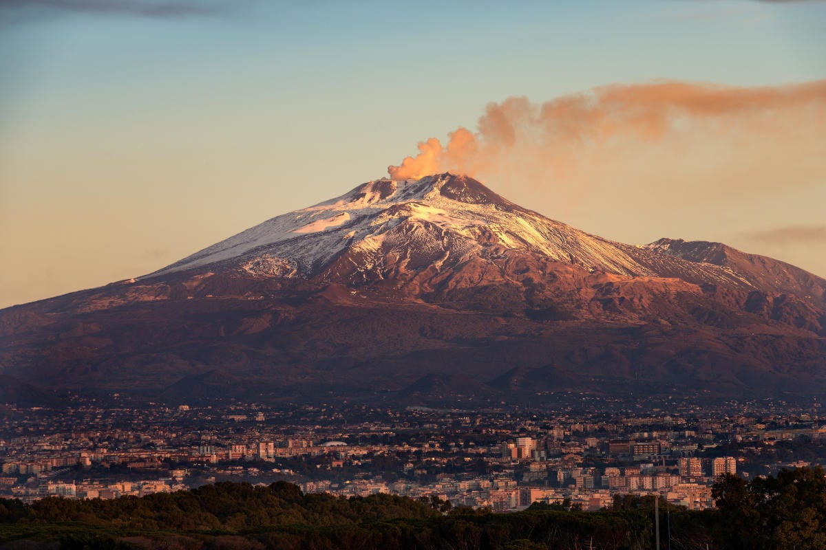 La vista del vulcano dell'Etna Lavica celebra l'Etna un vulcano di eccellenze gastronomiche