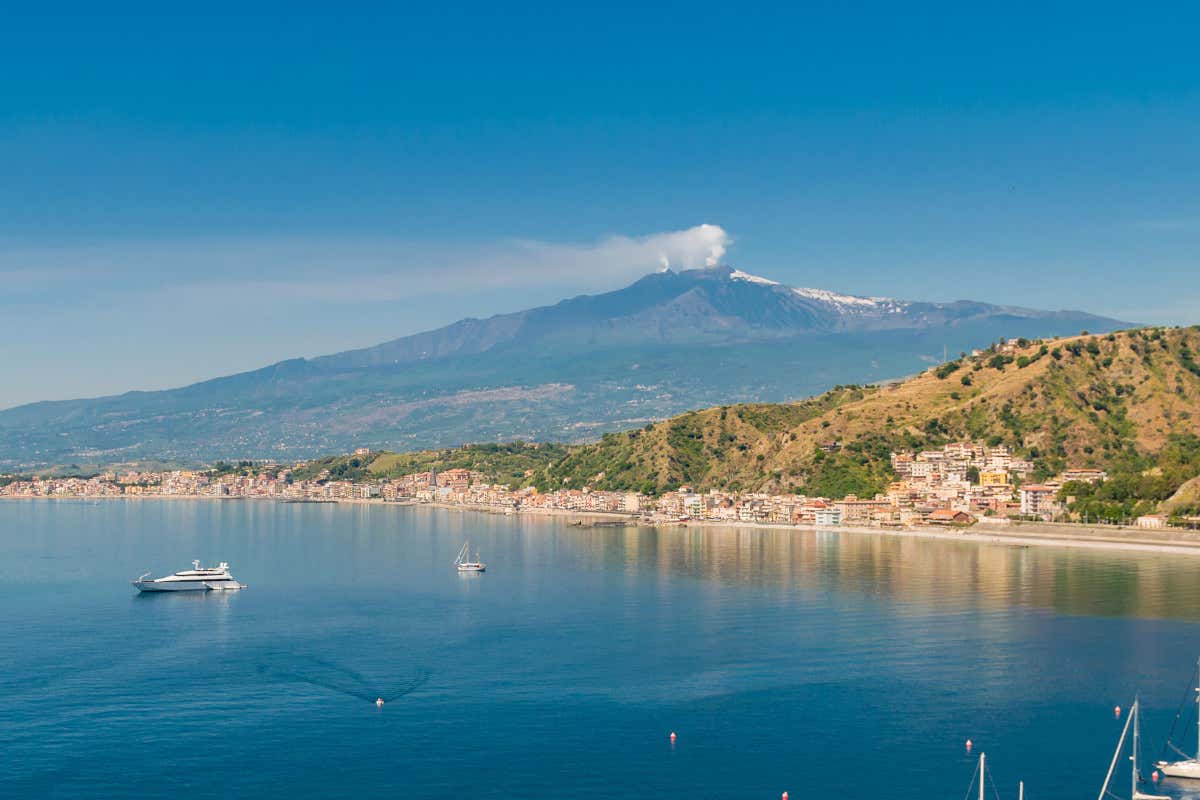 L'Etna fa paura: allerta gialla a Catania. Ma l'aeroporto resta aperto