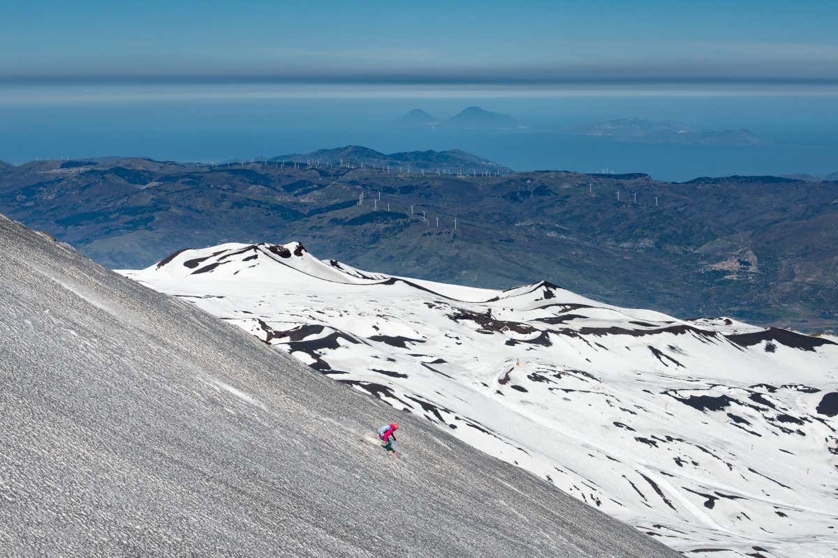 Sciare sull'Etna Sciare su un vulcano? Sull'Etna si può Sciare sull'Etna Sciare su un vulcano? Sull'Etna si può