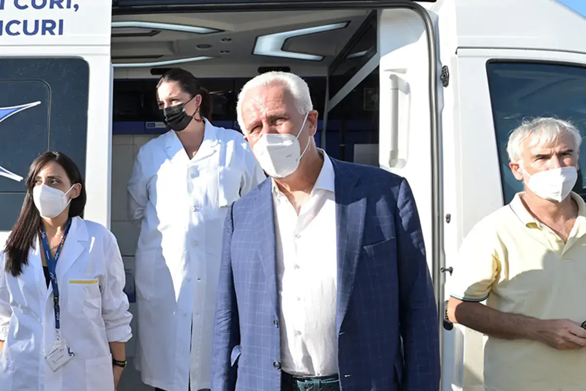 Al centro della foto, Eugenio Giani, presidente della Regione Toscana (Fonte: Facebook) Green pass obbligatorio? La Toscana non aspetta il Governo alla prese con la conversione del decreto