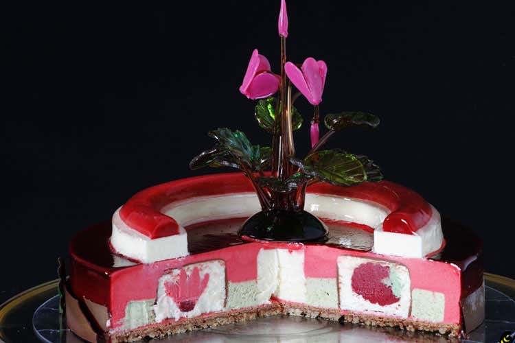 La torta gelato sezionata (&laquo;Stagionale, di qualit&agrave; e green&raquo; Il gelato secondo Eugenio Morrone)