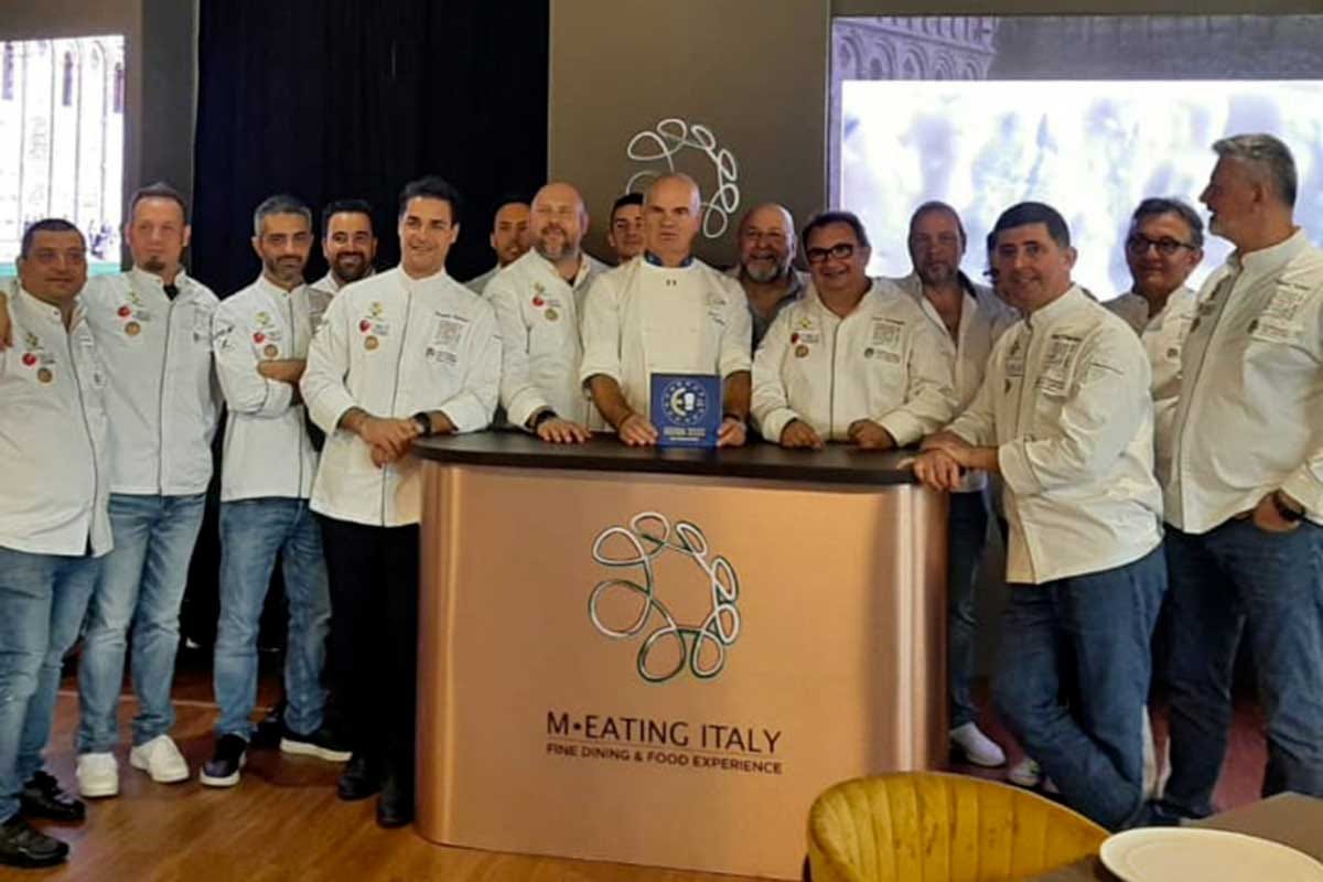 Foto di gruppo con la delegazione Euto-Toques Italia e alcuni cuochi italiani che operano a Dubai Euro-Toques protagonista al summit mondiale sulla cucina italiana a Dubai