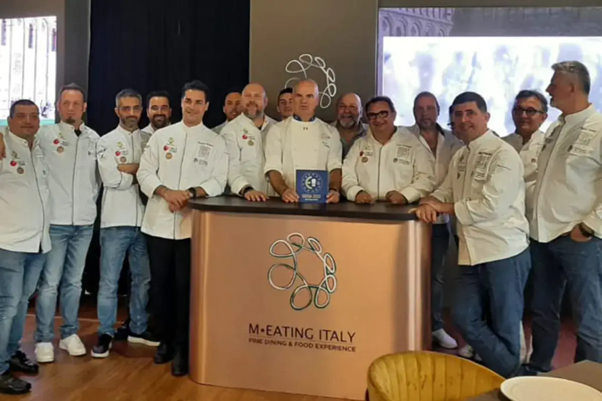 Foto di gruppo con la delegazione Euto-Toques Italia e alcuni cuochi italiani che operano a Dubai Euro-Toques protagonista al summit mondiale sulla cucina italiana a Dubai