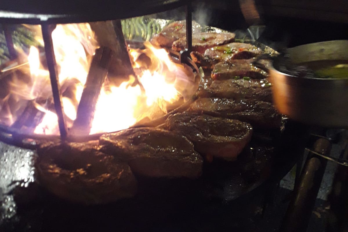 La preparazione della carne di chef Olaru  I cuochi di Euro-Toques Italia in Romania per far del bene