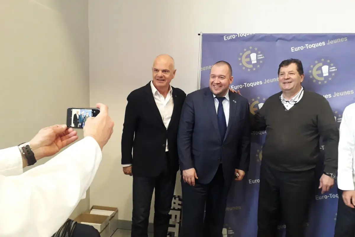 Derflingher in posa con Gomez e Didier Peschard, presidente onorario di Euro-Toques Francia&nbsp; Euro-Toques Francia ha il suo primo presidente donna: Virginie Basselot