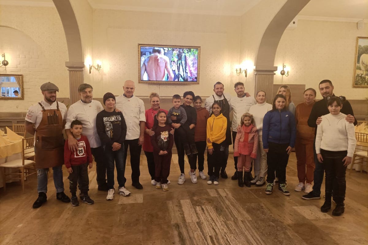 I cuochi di Euro-Toques con i ragazzi dell'associazione Volontari Pentru Zimnicea I cuochi di Euro-Toques Italia in Romania per far del bene