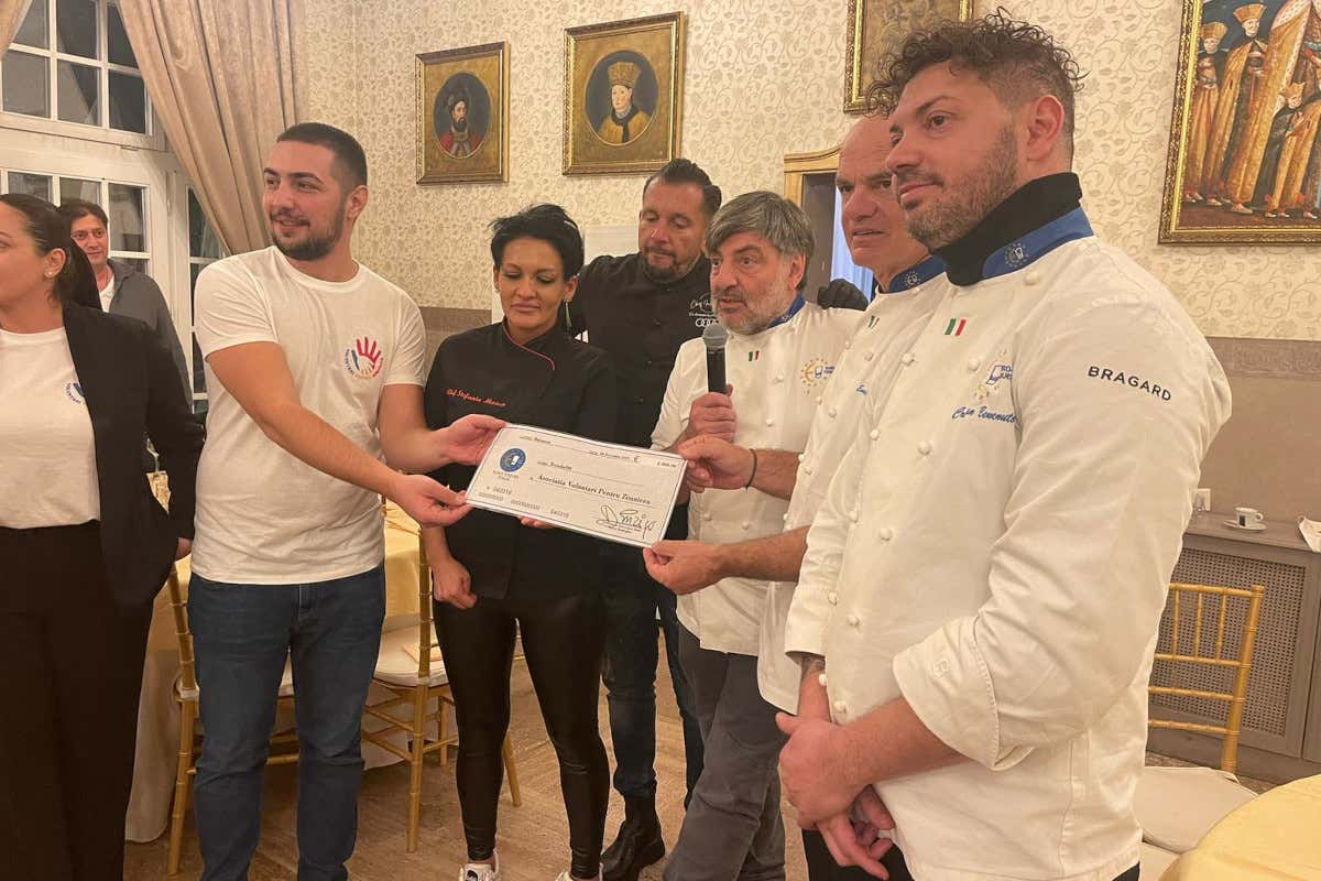 La consegna dell'assegno di 3mila euro  I cuochi di Euro-Toques Italia in Romania per far del bene