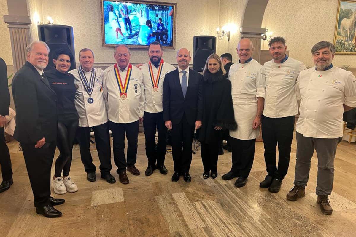 Da sinistra, Antonio Passerelli, Stefania Manea, Dumitru Burtea, Stefan Burtea, Paul Siserman, l'ambasciatore Alfredo Durante Mangoni, la moglie, Enrico Derflingher, Cristian Benvenuto e Paolo Schiavo  I cuochi di Euro-Toques Italia in Romania per far del bene