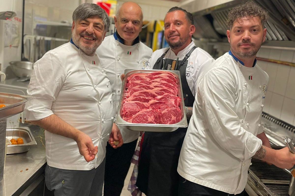 Gli chef al lavoro in cucina  I cuochi di Euro-Toques Italia in Romania per far del bene