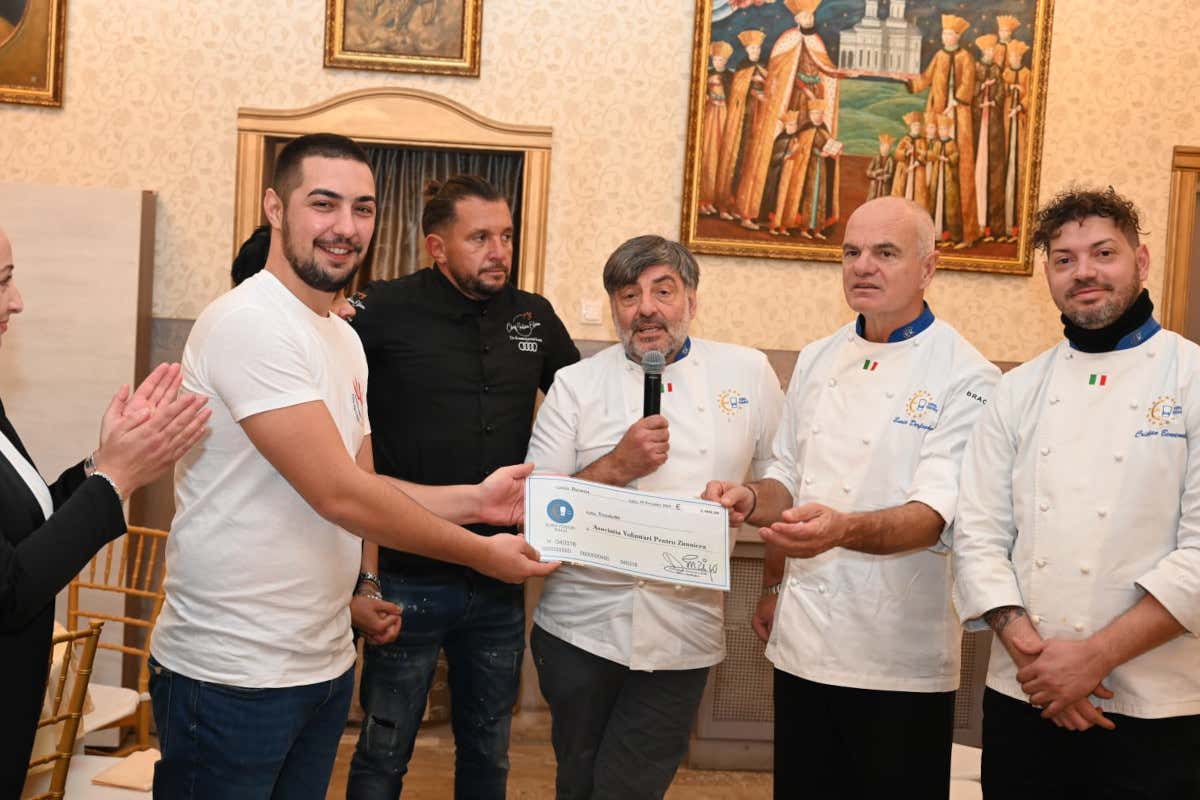 La consegna dell'assegno  I cuochi di Euro-Toques Italia in Romania per far del bene