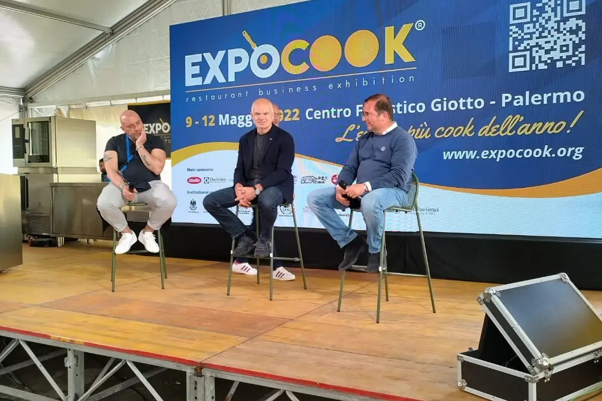 Enrico Derflingher, al centro, sul palco di ExpoCook Euro-Toques protagonista in Sicilia alla 6&ordf; edizione di ExpoCook