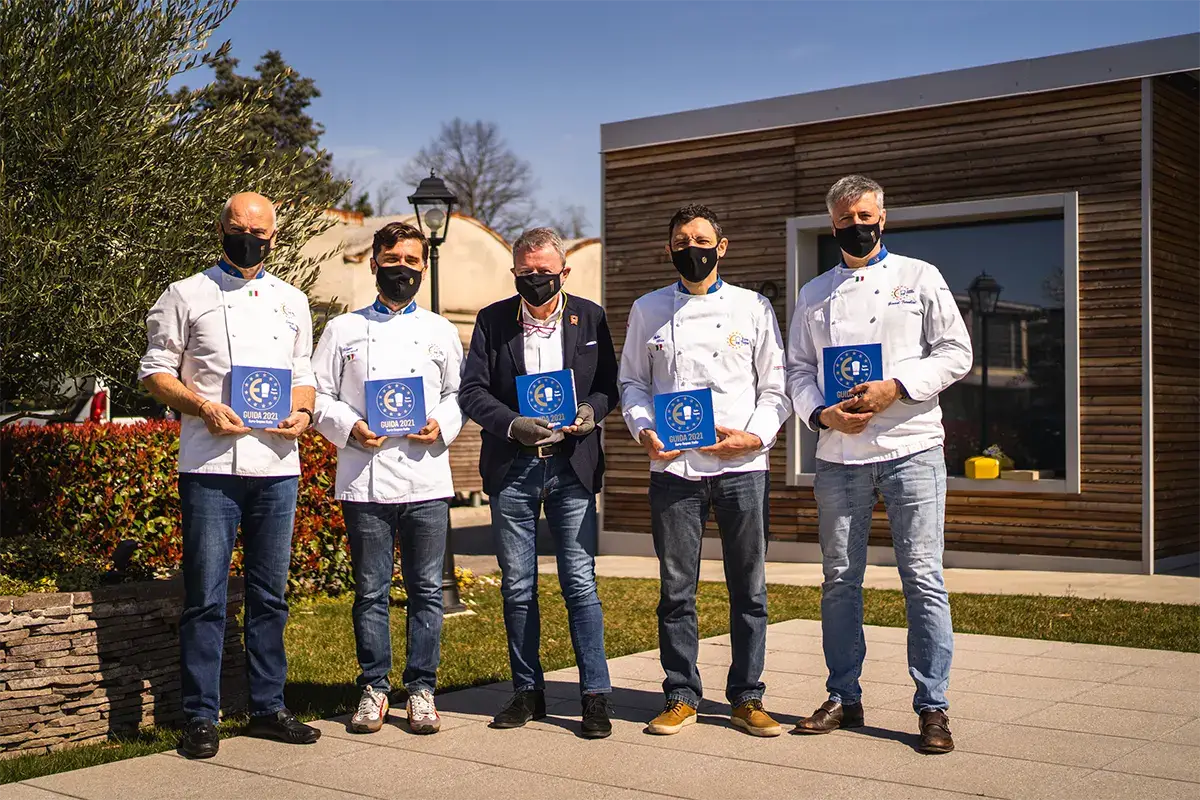 Enrico Derflingher, Filippo Sinisgalli, Alberto Lupini, Fabio Silva e Gianni Tarabini L'impegno dei cuochi Euro-Toques La Guida per la ripresa dei ristoranti