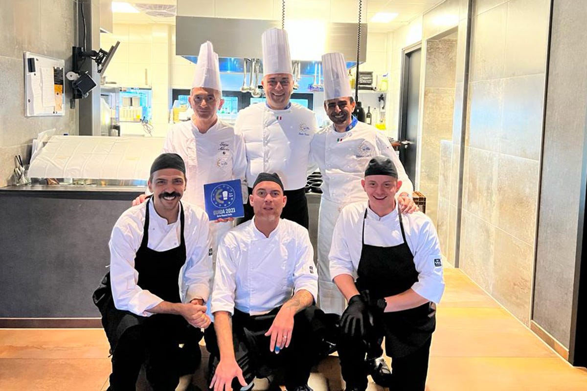 Luigi Alioto, Paolo Basile e Costantino Laudani con alcuni collaboratori Un menu firmato Euro-Toques per promuovere la cucina italiana