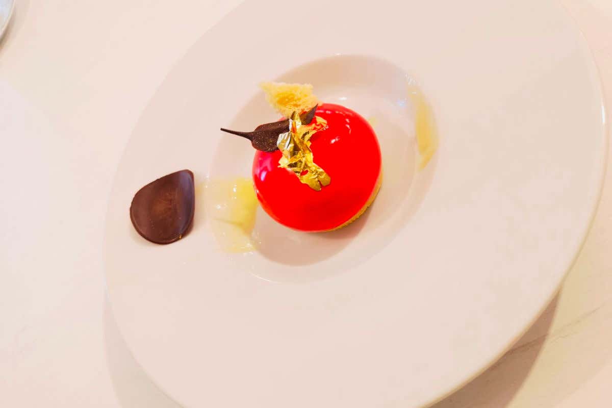 Per creare il suo mini-panettone gourmet Damiano Suma ha realizzato una mousse montando semplicemente Pâte à Bombe per 6 minuti 