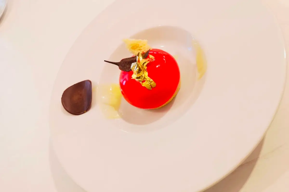 Per creare il suo mini-panettone gourmet Damiano Suma ha realizzato una mousse montando semplicemente P&acirc;te &agrave; Bombe per 6 minuti 