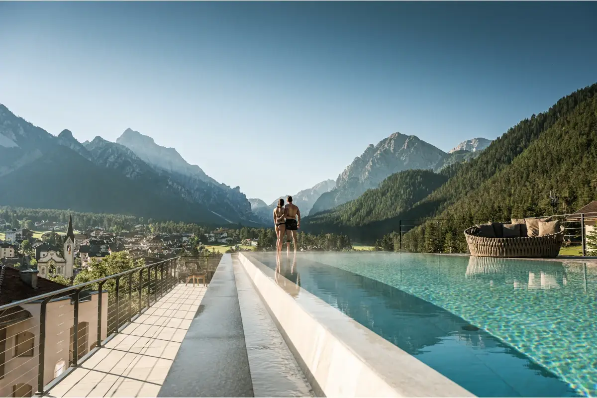 Excelsior Dolomites Life Resort, la piscina esterna All'Excelsior Dolomites Life Resort l'estate è già alle porte