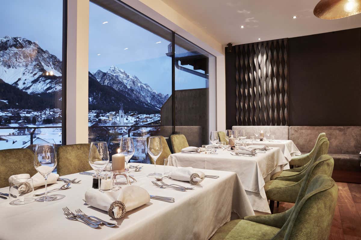 Cena con vista all'Excelsior Dolomites&nbsp; Excelsior Dolomites in vacanza con gli scarponi da sci allacciati