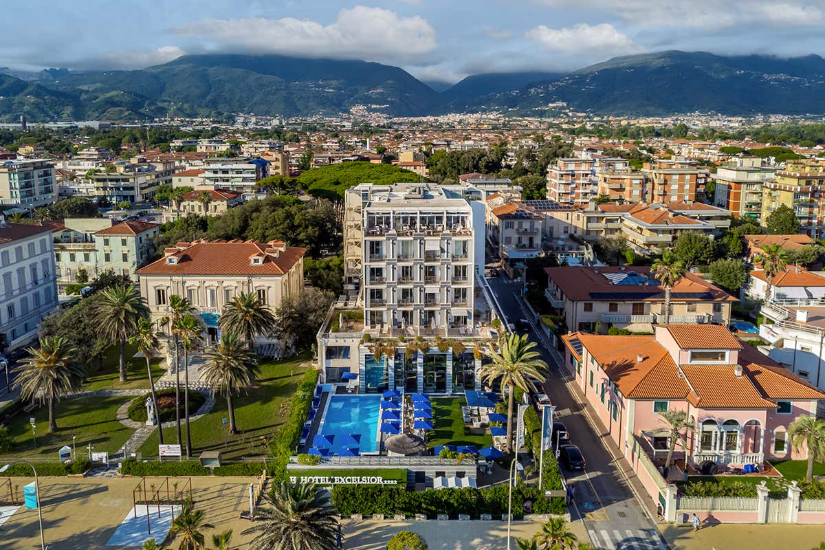 All’Excelsior l’ospitalità incontra la cucina d’autore in un contesto elegante con vista sul mare e sulle Alpi Apuane