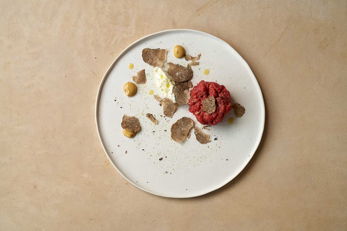Un piatto al tartufo dello chef Paolo Balboni del ristorante Exé La cerca e cavatura del tartufo patrimonio culturale Unesco