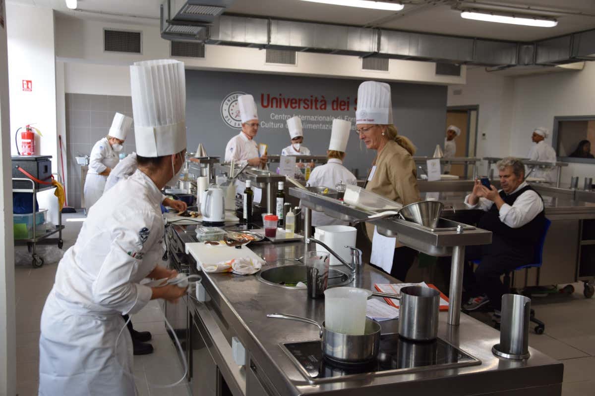 Un momento della competizione Donne in cucina e olio d'oliva: ecco le vincitrici di Extra Cuoca 2022