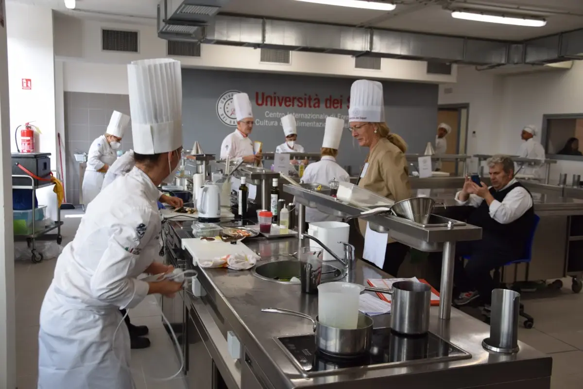 Un momento della competizione Donne in cucina e olio d'oliva: ecco le vincitrici di Extra Cuoca 2022