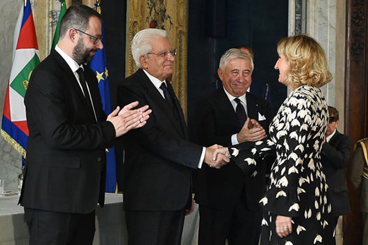 Sergio Mattarella consegna l'onorificenza ad Elisabetta Fabri (La presidente di Starhotels Fabri nominata Cavaliere del Lavoro)