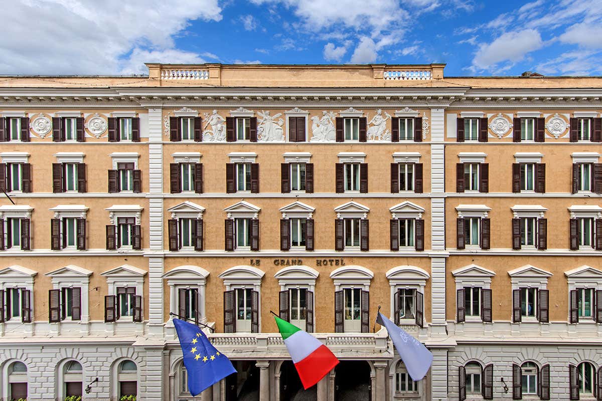 L’hotel è nato nel 1894 dalla mente del leggendario albergatore César Ritz La nuova era del St. Regis Rome tra storia, arte e progresso L’hotel è nato nel 1894 dalla mente del leggendario albergatore César Ritz La nuova era del St. Regis Rome tra storia, arte e progresso