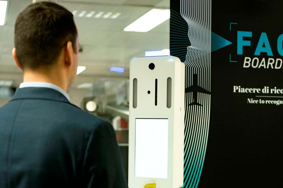 Face Boarding di Linate: addio alle carte d'imbarco, ora basta un selfie per volare Face Boarding di Linate: addio alle carte d'imbarco, ora basta un selfie per volare