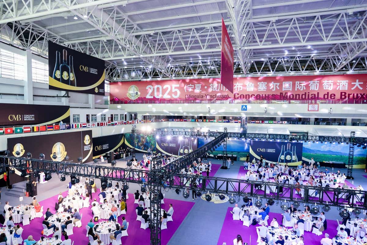 La crisi del mercato del vino si ripercuote a tutti i livelli. Manifestazioni come il Concours Mondial de Bruxelles (qui uno scorcio dell'ultima edizione a Yinchuan in Cina) aiutano a mettere in contatto produttori e buyer