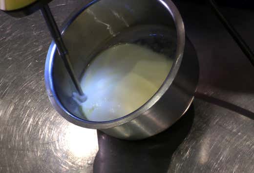 Acqua e olio miscelati con il sonicatore