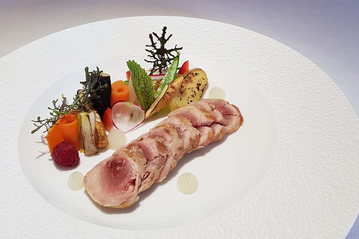 Petto di fagiano in crepinette con radici e tuberi al cartoccio Marcello Corrado alle redini del Mindful Restaurant di Villa Eden di Merano