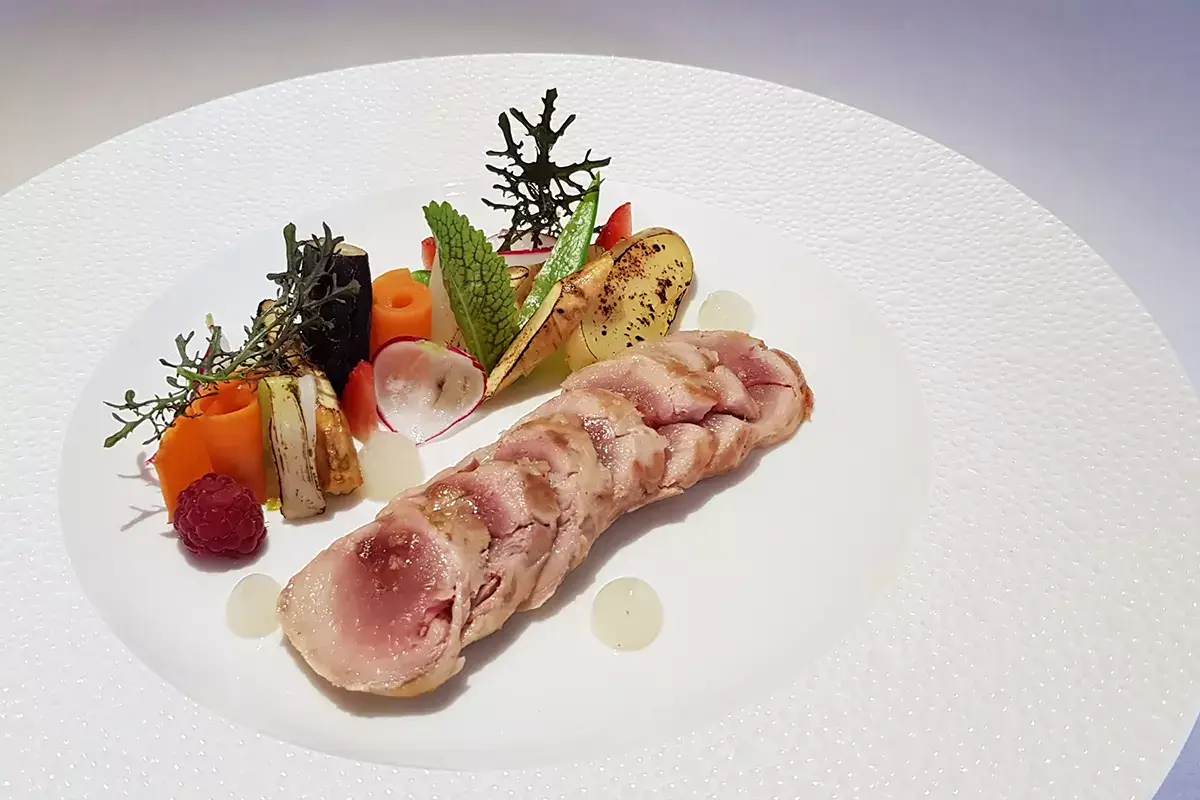 Petto di fagiano in crepinette con radici e tuberi al cartoccio Marcello Corrado alle redini del Mindful Restaurant di Villa Eden di Merano