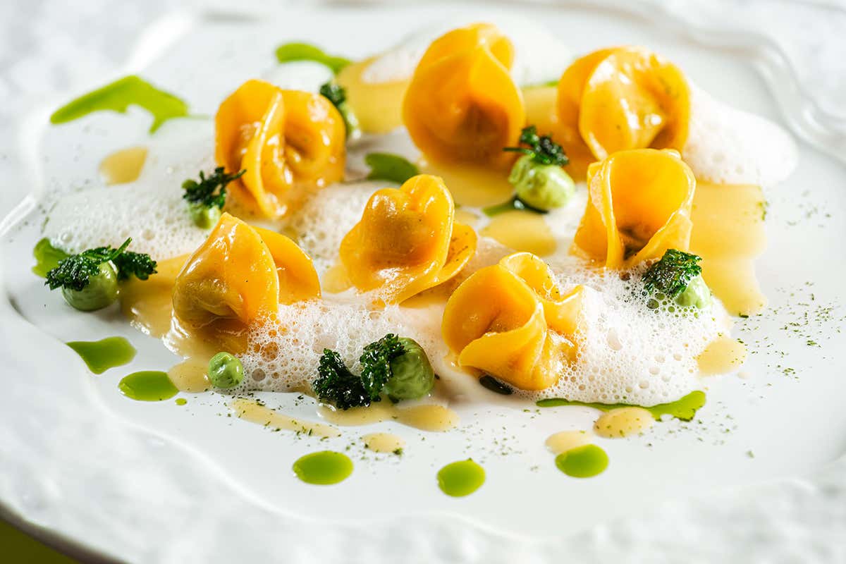 Fagottello di coda alla mugnaia, prezzemolo e pepe rosa Giulia Restaurant: con Alessandro Borgo armonia di sapori ed emozioni forti