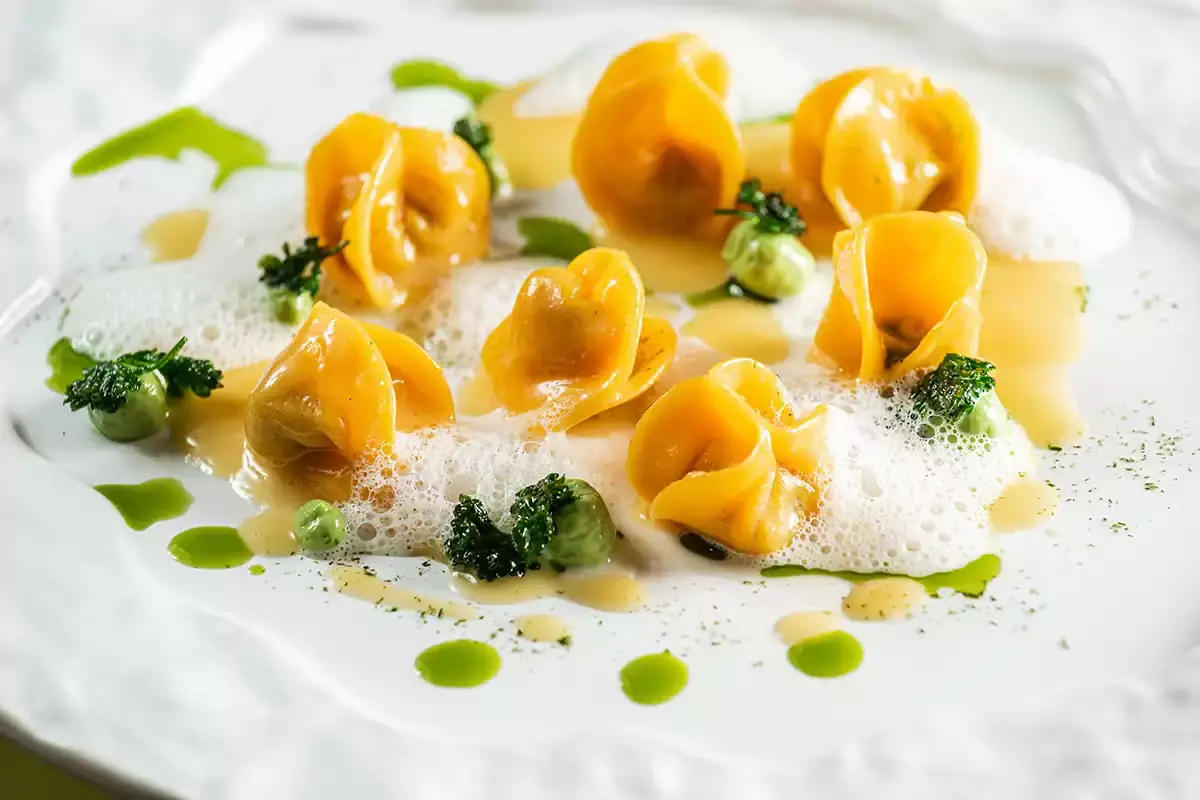 Fagottello di coda alla mugnaia, prezzemolo e pepe rosa Giulia Restaurant: con Alessandro Borgo armonia di sapori ed emozioni forti