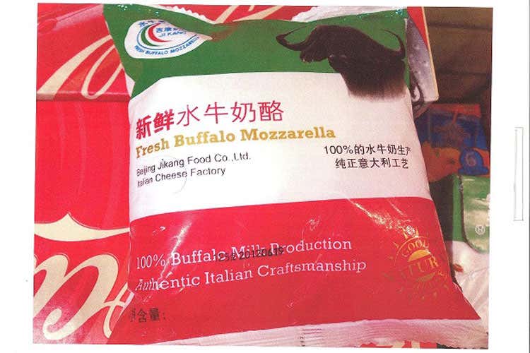 Una mozzarella "originale" cinese (Fake mozzarelle, boom di controlli Le frodi corrono anche sui social)