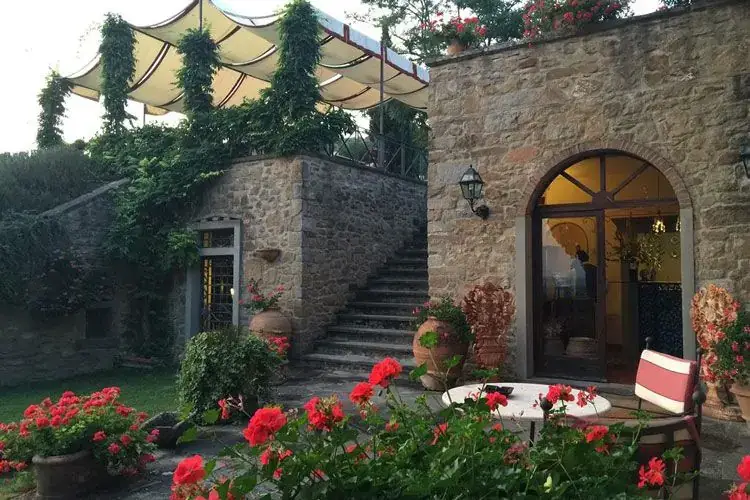 la terrazza delle colazioni al Falconiere La stella del Falconiere illumina il wine resort di Cortona