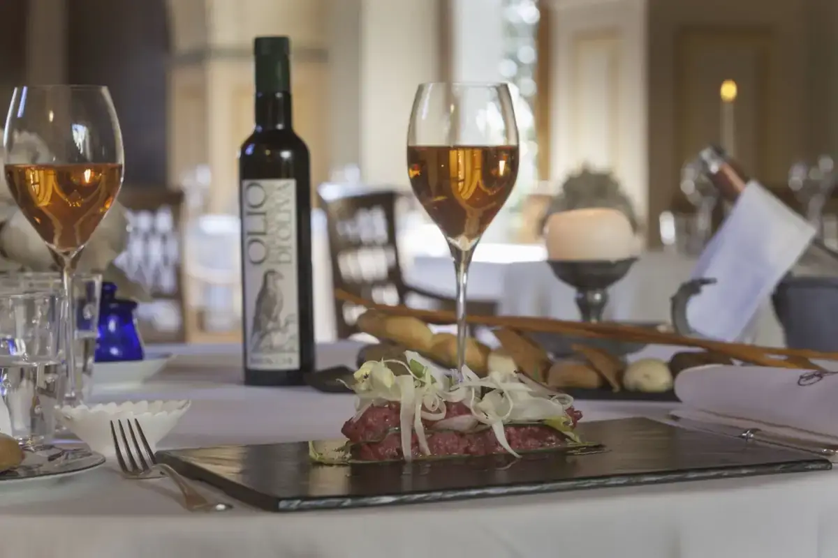 allestimento ai tavoli del Falconiere La stella del Falconiere illumina il wine resort di Cortona