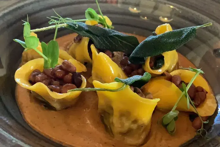 una proposta di ravioli del Silvia Baracchi del Falconiere La stella del Falconiere illumina il wine resort di Cortona