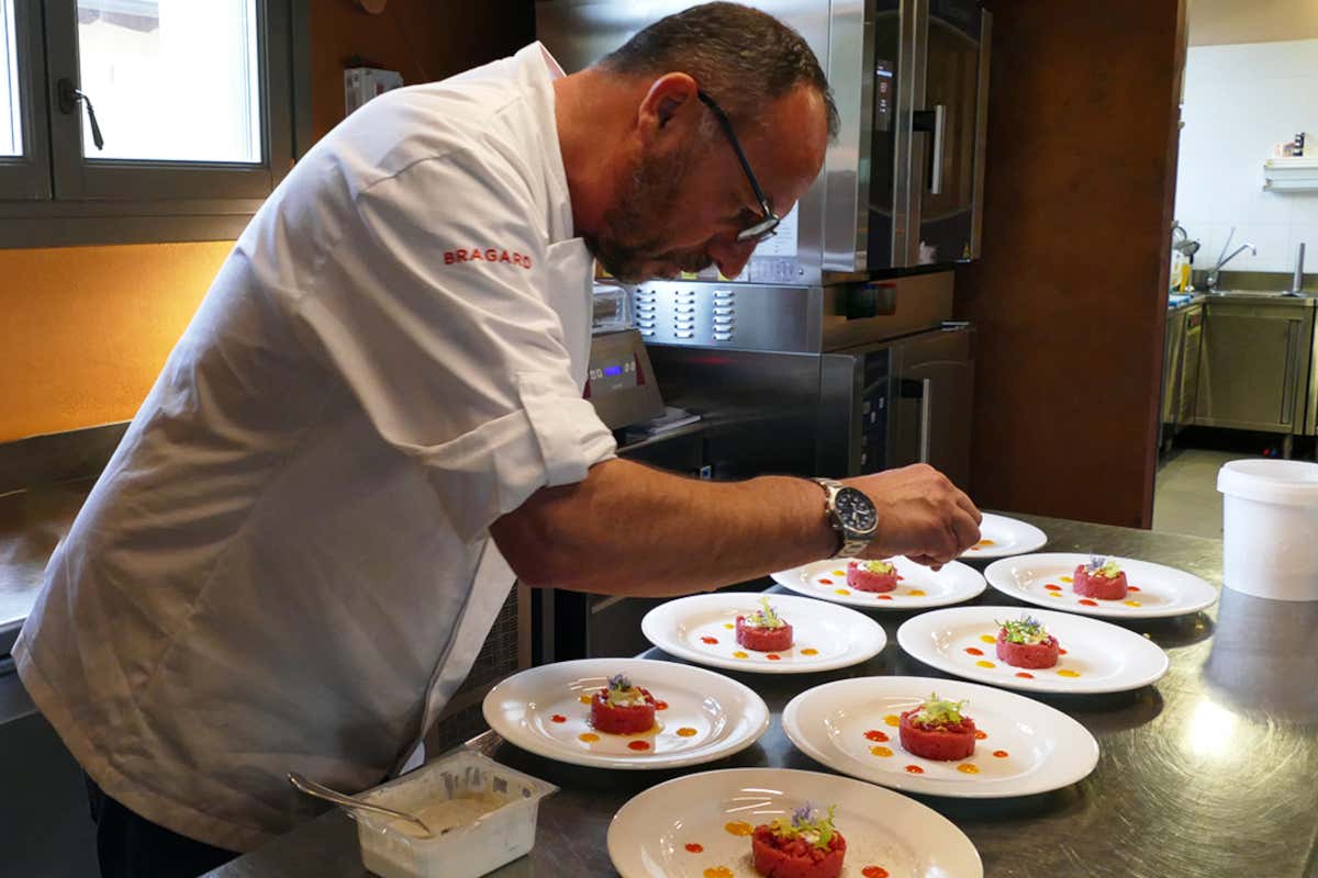 Lo chef in cucina Cascina Faletta, un fascino d'élite nel cuore del Monferrato Lo chef in cucina Cascina Faletta, un fascino d'élite nel cuore del Monferrato