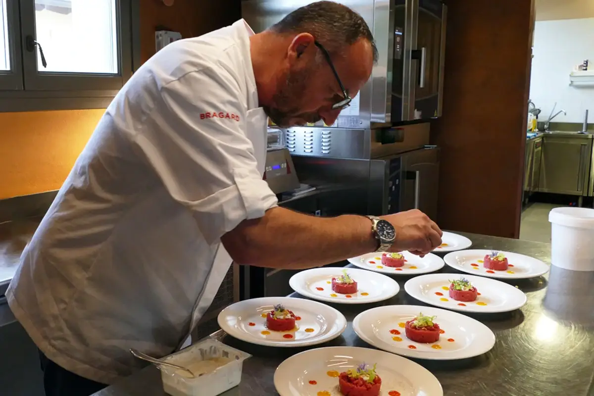 Lo chef in cucina Cascina Faletta, un fascino d'&eacute;lite nel cuore del Monferrato