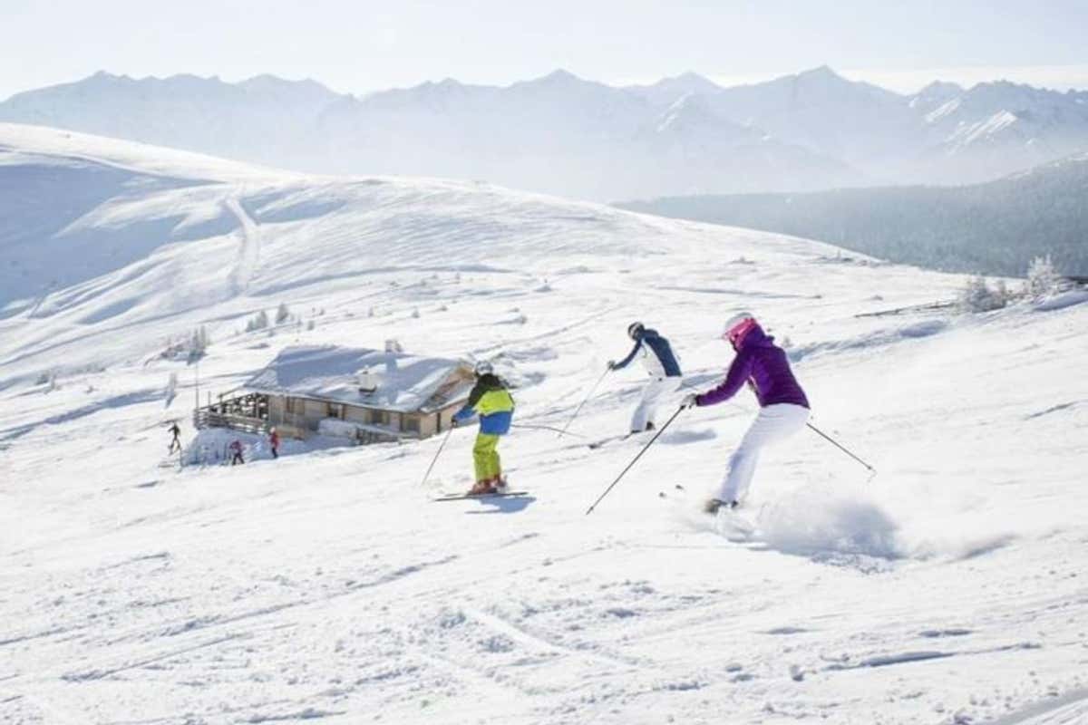 La struttura si trova a circa 300 metri dalle piste del comprensorio sciistico Gitschberg Jochtal