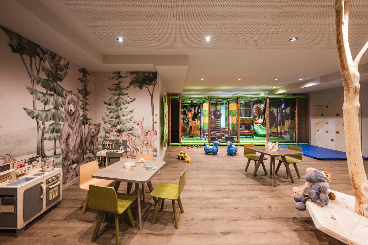 L'attrezzata sala giochi del Falkensteiner Hotel Falkensteinerhof, un family hotel moderno