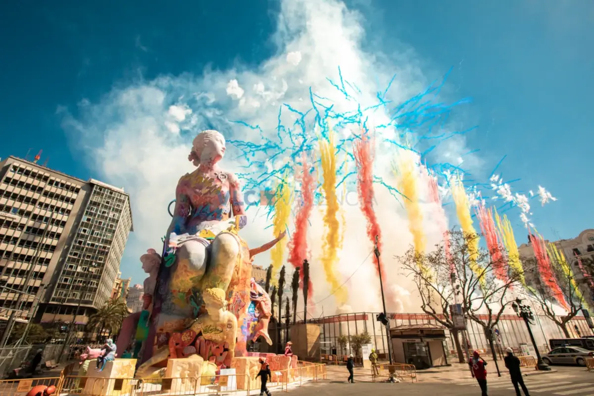 Valencia si accende Valencia brucia... ma solo per rinnovarsi. A San Giuseppe ecco le Fallas